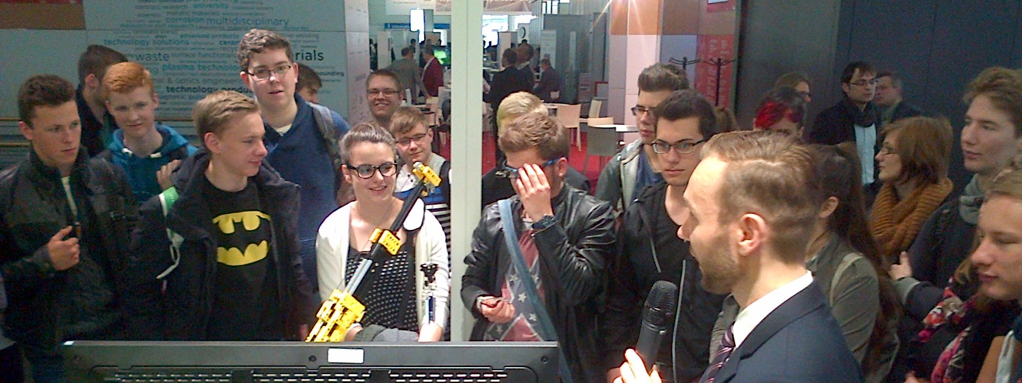 Du betrachtest gerade Cocktailroboter, künstliche Schmetterlinge und Kekse – Besuch des Physik-Leistungskurses auf der HANNOVER MESSE