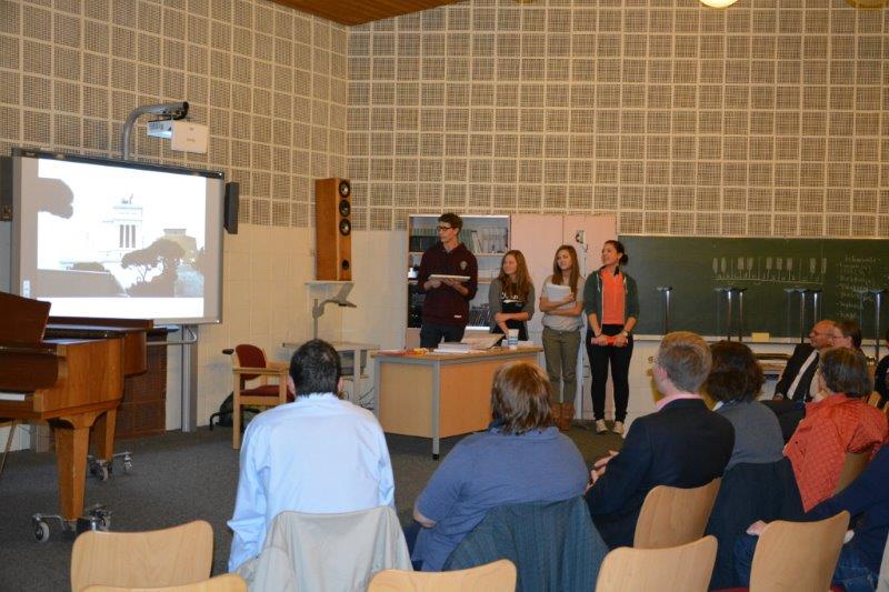 Du betrachtest gerade Präsentationsabend über die Kursfahrt nach Rom 2013