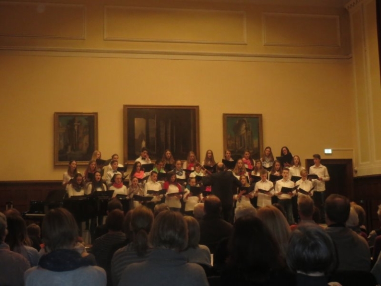 Mehr über den Artikel erfahren Souveräner Auftritt der Young Voices bei ihrem Chorkonzert