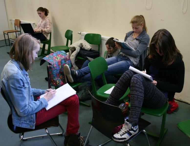 Du betrachtest gerade Höltyaner begeistern beim „Poetry Slam“-Workshop