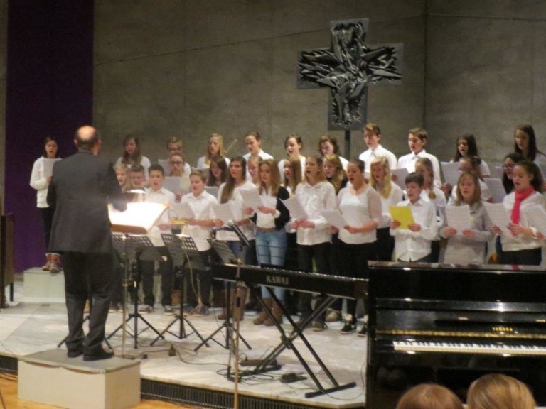 Mehr über den Artikel erfahren Stimmungsvolles Weihnachtskonzert des Hölty-Gymnasiums in der Pauluskirche