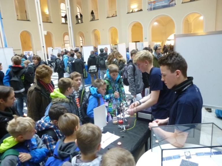 Mehr über den Artikel erfahren Hölty-Schüler verblüffen mit ihren Experimenten bei „Technik verbindet 2014“