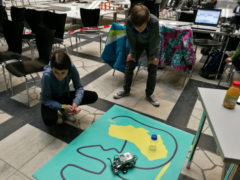 Mehr über den Artikel erfahren Roboterteams verfehlen Podestplätze denkbar knapp (mit Videos)