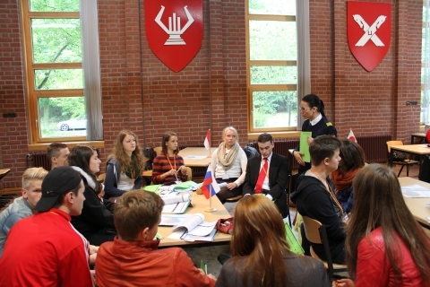 Mehr über den Artikel erfahren Schülerinnen und Schüler des Hölty-Gymnasiums leiten Weltgeschicke