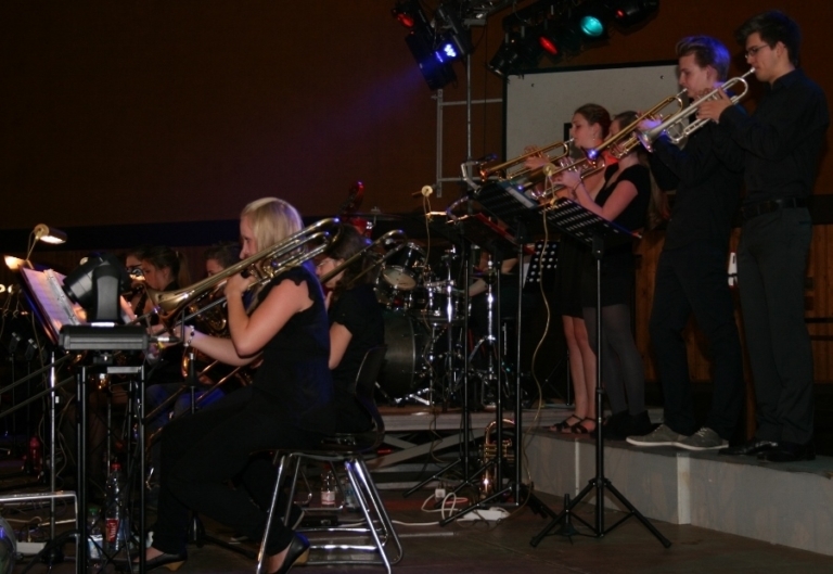 Mehr über den Artikel erfahren Fulminantes Finale der Hölty-Bigband