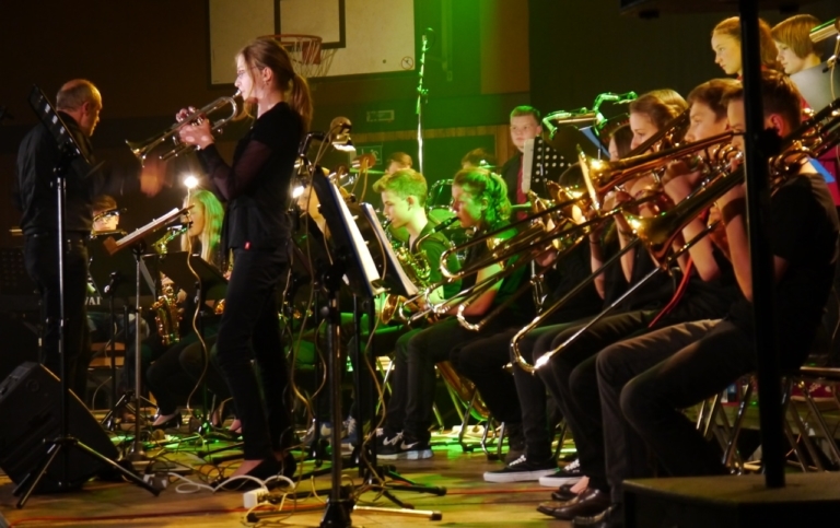 Mehr über den Artikel erfahren Neue Bigband-Generation des Hölty überzeugt beim Jazzkonzert „Jazz in the Gym“