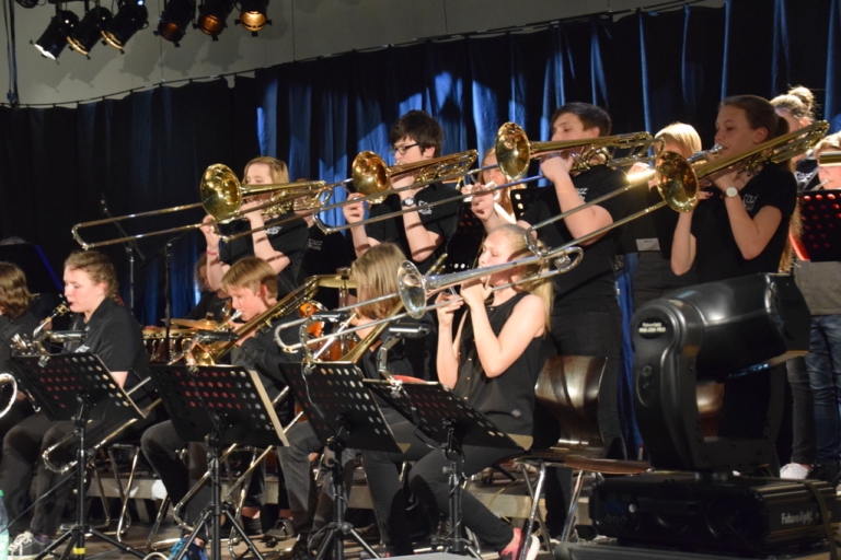 Mehr über den Artikel erfahren Hölty-Bigband spielte stark auf bei „Jazz in the Gym“