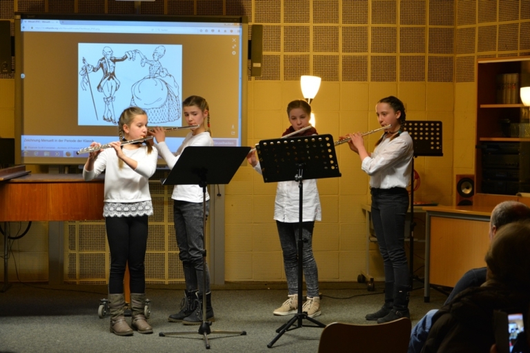Mehr über den Artikel erfahren Sanfte Klänge treffen auf andächtige Stille – Kammermusik am Hölty-Gymnasium