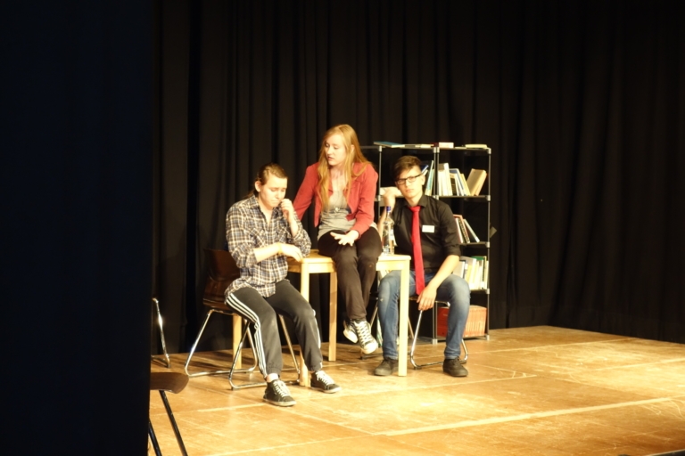 Mehr über den Artikel erfahren Am Ende war doch alles anders, als erwartet – Hölty-Theater-AG überzeugt mit dem Krimi „Krawattenmörder“