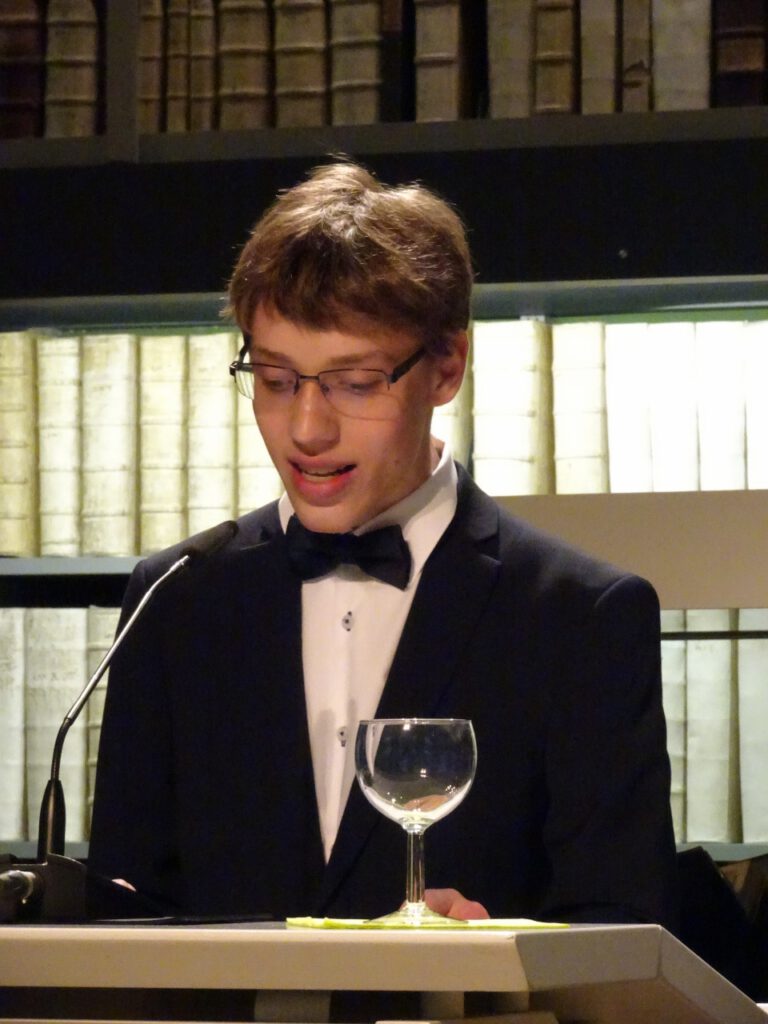 Mehr über den Artikel erfahren vincere Höltyanum est – Silas Hummler wird Landessieger beim Wettbewerb der alten Sprachen