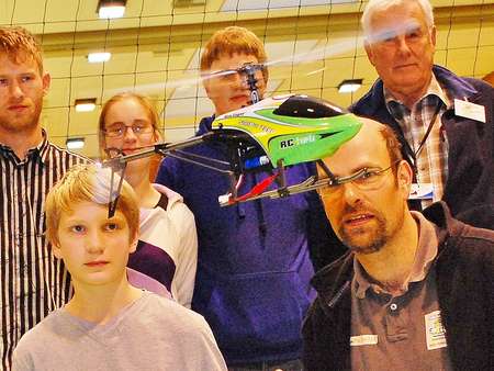 Mehr über den Artikel erfahren Mini-Helikopter faszinieren beim Hölty-Modellbautag (Cellesche Zeitung vom 18.12.2013)