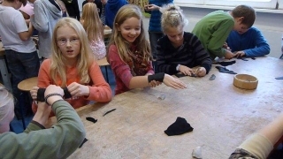 Mehr über den Artikel erfahren Klassen  5b und 5e arbeiten im Landesmuseum