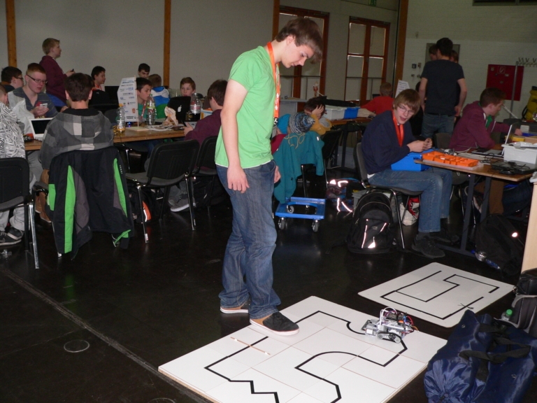 Mehr über den Artikel erfahren Roboterteam bei RoboCup German Open 2014 in Magdeburg