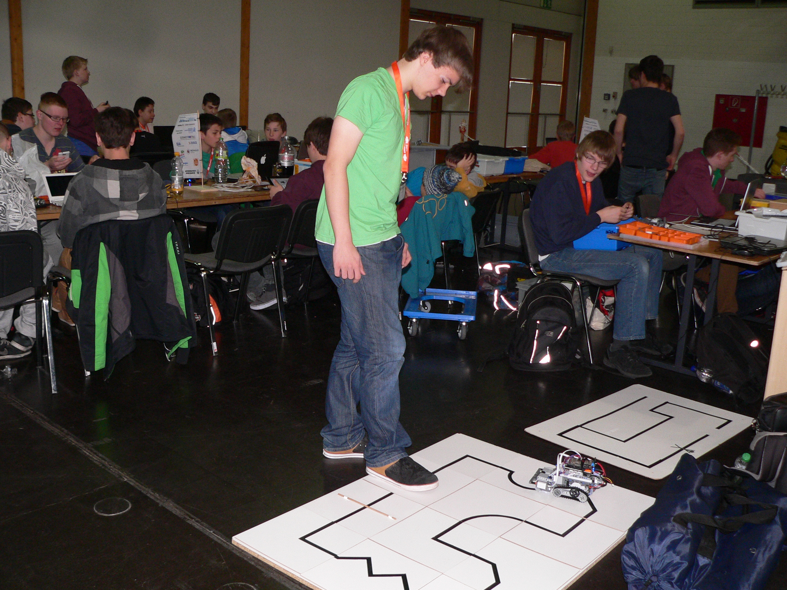 Du betrachtest gerade Roboterteam bei RoboCup German Open 2014 in Magdeburg