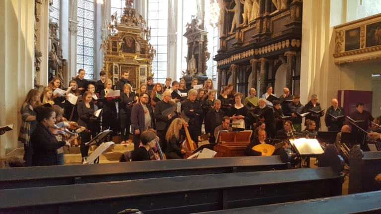 Mehr über den Artikel erfahren Chor des Hölty-Gymnasiums und Profichöre auf einer Bühne