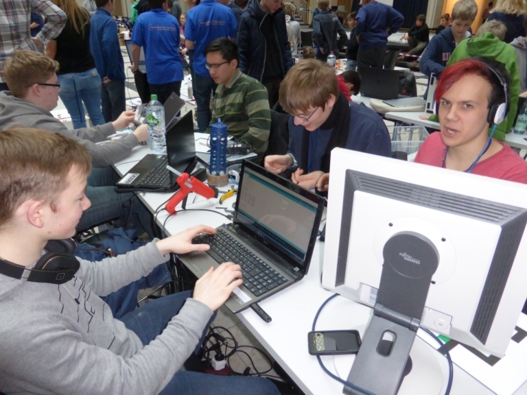 Mehr über den Artikel erfahren Roboter-Teams feiern Erfolge bei Wettbewerben (Von Leibniz nach Leipzig?)