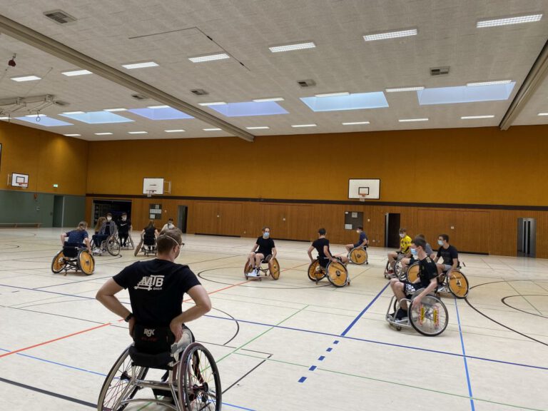 Mehr über den Artikel erfahren „Von Behindertensportlern lernen“ – Schulprojekt am Hölty baut Berührungsängste ab