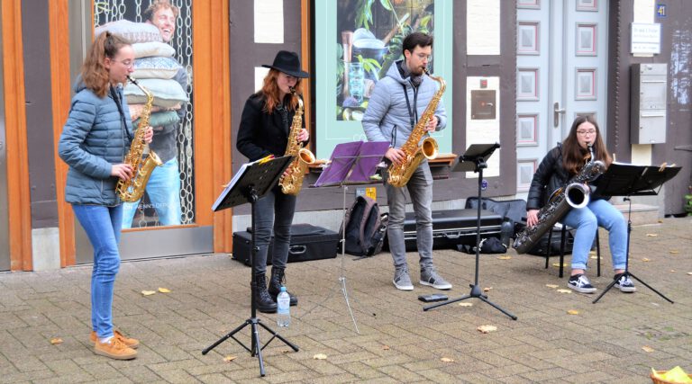 Mehr über den Artikel erfahren Saxophonquartett begeistert Celler Passanten in der Innenstadt (auch Cellesche Zeitung vom 10.11.2021)