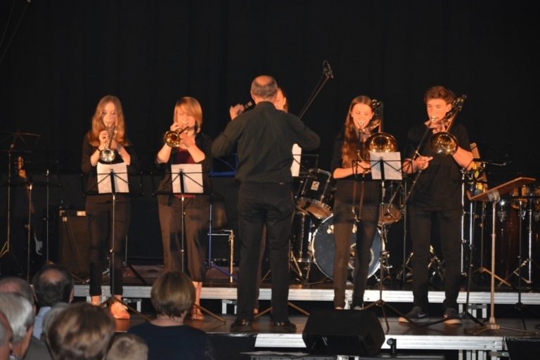 Mehr über den Artikel erfahren Altbewährtes in neuem Gewand: das Sommerkonzert des Hölty-Gymnasiums
