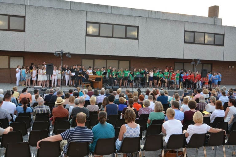 Mehr über den Artikel erfahren Open-Air-Flair beim Sommerkonzert des Hölty-Gymnasiums (mit Video)
