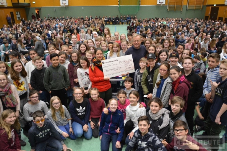 Mehr über den Artikel erfahren Bescherung für das Onkologische Forum: Höltyaner übergeben 1000 Euro (CelleHeute am 21.12.2017)