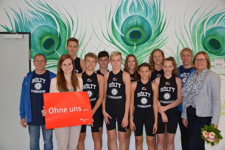 Mehr über den Artikel erfahren Sparkasse unterstützt Triathleten des Hölty-Gymnasiums – neue Anzüge für den Wettkampf