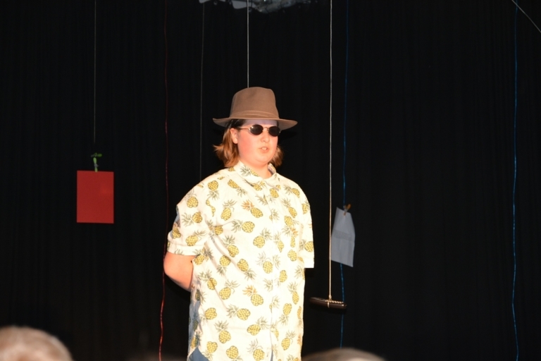 Mehr über den Artikel erfahren „Ohne Netz und doppelten Boden“ – Die Theater-AG am Hölty kann Krimi