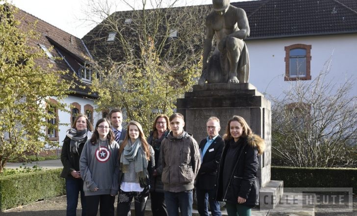 Mehr über den Artikel erfahren Hölty-Schüler gestalten Feier am Volkstrauertag mit (CelleHeute am 13.11.2017)