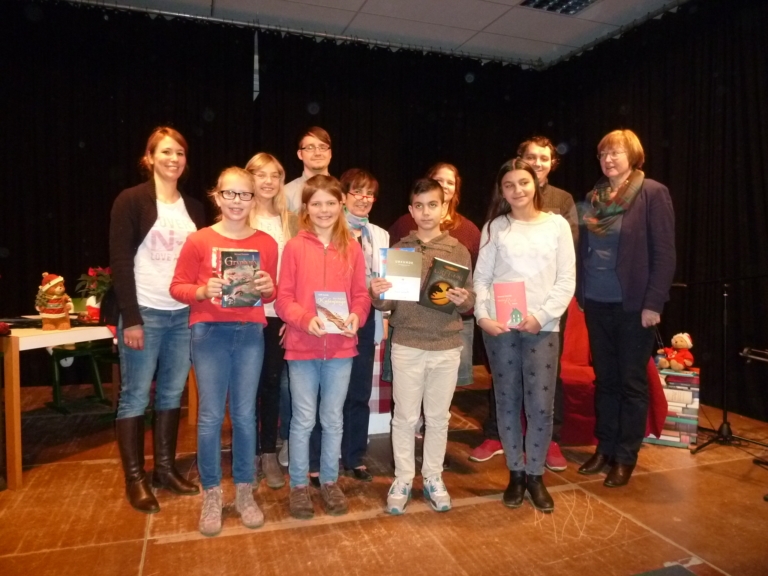 Mehr über den Artikel erfahren Theatersaal verwandelt sich in weihnachtliches Vorlesezimmer