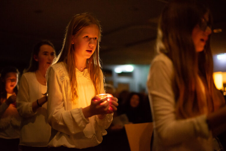 Mehr über den Artikel erfahren Auf dem Weg nach Bethlehem – Weihnachtskonzert des Hölty-Gymnasiums