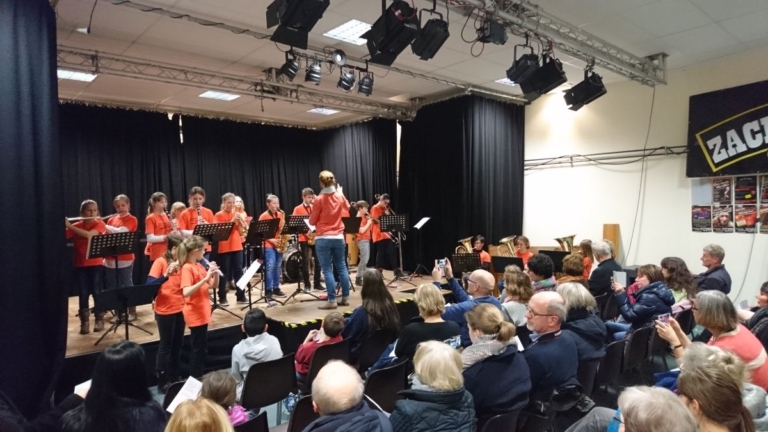 Mehr über den Artikel erfahren Weihnachtskonzert der 6. Klassen am Hölty-Gymnasium