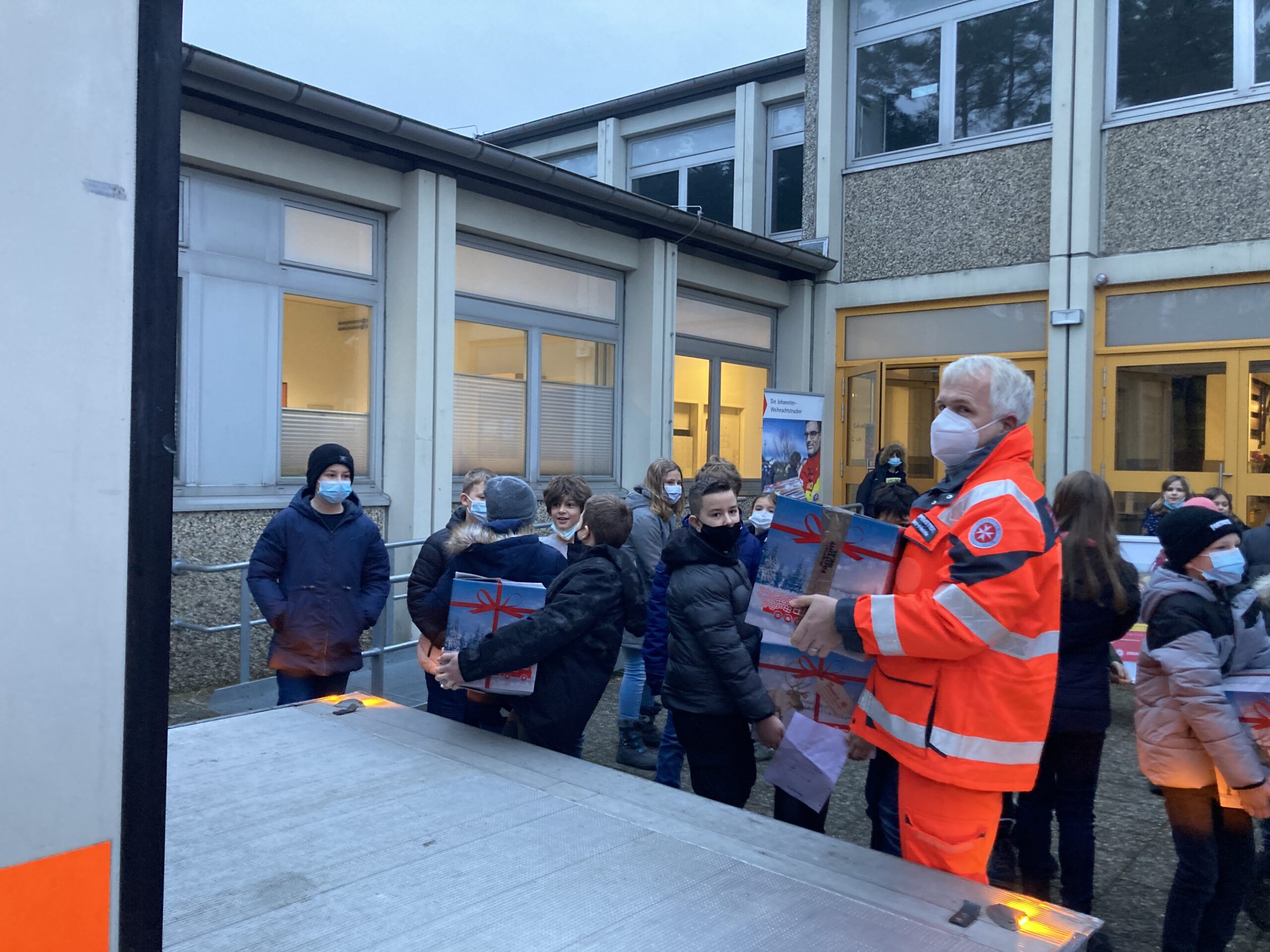 Du betrachtest gerade Höltyaner unterstützen die Johanniter-Weihnachtstrucker